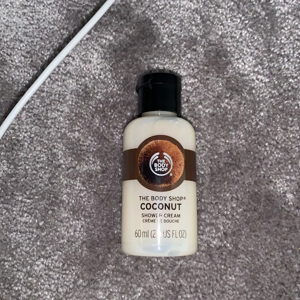 The body shop coconut shower cream 🤍den är oanvänd!. Övrigt.