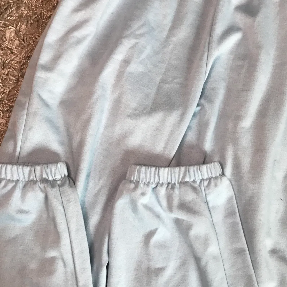 Ett par mjukis byxor från Shein säljer pågrund av att dem är för små och det finns ingen storlekslapp på den men eftersom jag har typ m så dem är i  s ✨kan fixa leverans men föredrar mötas men skulle kunna fixa leverans💜. Jeans & Byxor.