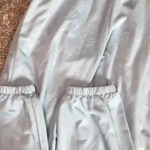 Ett par mjukis byxor från Shein säljer pågrund av att dem är för små och det finns ingen storlekslapp på den men eftersom jag har typ m så dem är i  s ✨kan fixa leverans men föredrar mötas men skulle kunna fixa leverans💜