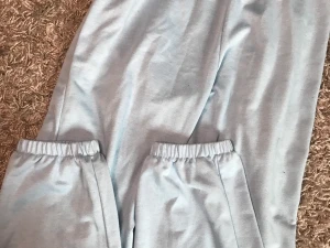 Ljusblå mjukisar  - Ett par mjukis byxor från Shein säljer pågrund av att dem är för små och det finns ingen storlekslapp på den men eftersom jag har typ m så dem är i  s ✨kan fixa leverans men föredrar mötas men skulle kunna fixa leverans💜