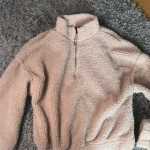 Ginatricot  får tröja  - En ginatricot fårtröja storlek M dragkedjan är det inget fel på Mysig och varm skedjan är silvrig och tröjan är beche inte något fel på den säljer pågrund av ingen användning✨kan leverans men föredrar mötas som sagt kan leveransera plagg