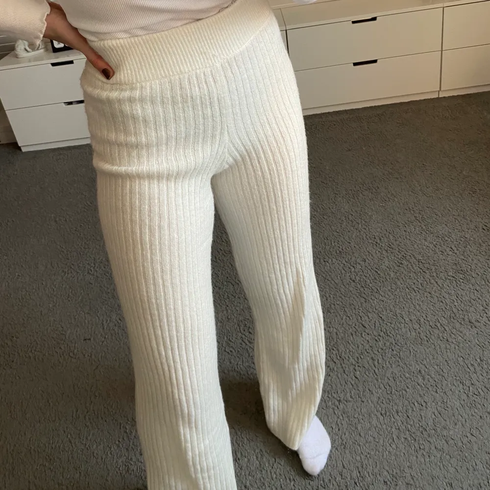 Ett par vita stickade byxor ifrån H&M. De är använda 1 gång. Fint skick. De är stretchiga och långa i benen💕. Jeans & Byxor.
