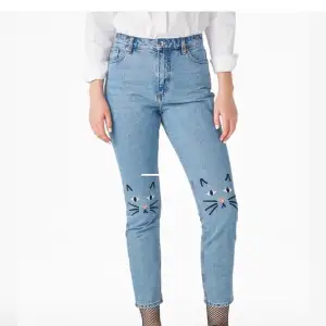 Säljer dessa gulliga jeansen frn monki!!! Köpta för ett bra tag sen men inte använda jättemycket, har nu blivit för små. De är storlek 26 och är midwaist, men sitter lite right så skulle säga att de passar en 25. Kontakta vid intresse eller vid frågor!!🌸😽