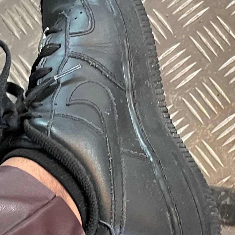 Säljer mina svarta skor den kommer tyvärr inte användning. Har använd de Max 10 gånger med de är fortfarande nya. Köparen står för frakt❣️. Skor.