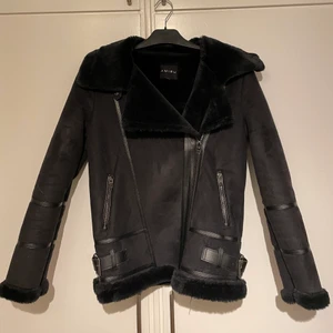 Svart jacka - oversized ”pilotjacka”!! Superbra skick, knappt använd, och passar till allt nu under vintern. Håller verkligen värmen så bra!!! ❤️‍🔥