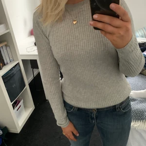 Tröja från h&m - Tröja i storlek small från H&m, långärmad och jättemjuk i materialet. Den har inte använts speciellt mycket och är i bra skick 