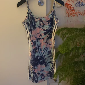 Adidas klänning  - Säljer min skit snygga adidas klänning köpt för ca 500 säljer för 250kr 💓