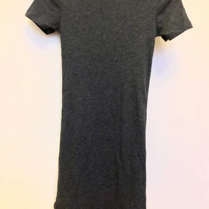 brandy melville klänning - Grå klänning med ribbat tyg från brandy melville!