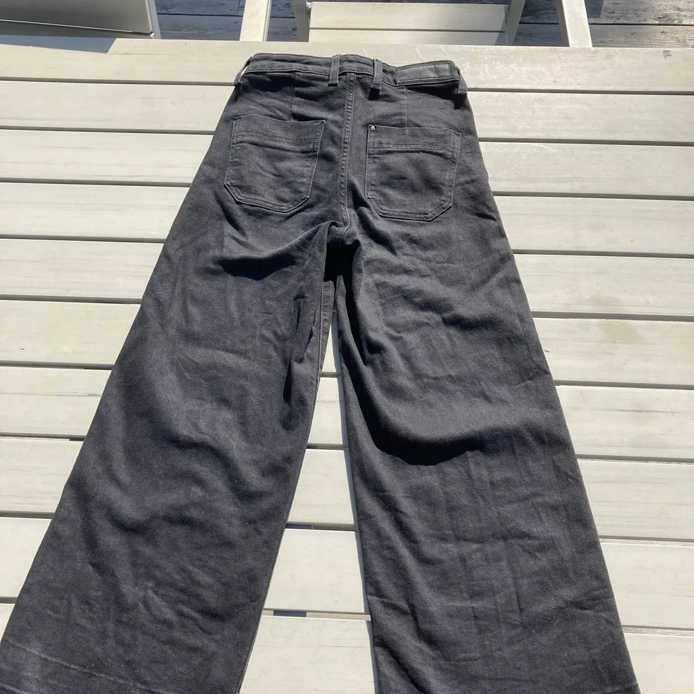 Breda svarta jeans från hm. Mkt bra skick och anväda endast ett fåtal gånger. Säljs pga för små.. Jeans & Byxor.