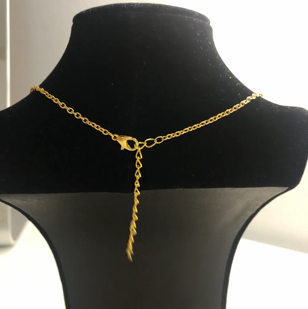 Ett superfint halsband med guld kedja och tre fina stjärnor. Halsbandet har en förlängningskedja och frakt ingår i PRISET!🌟⭐️. Accessoarer.