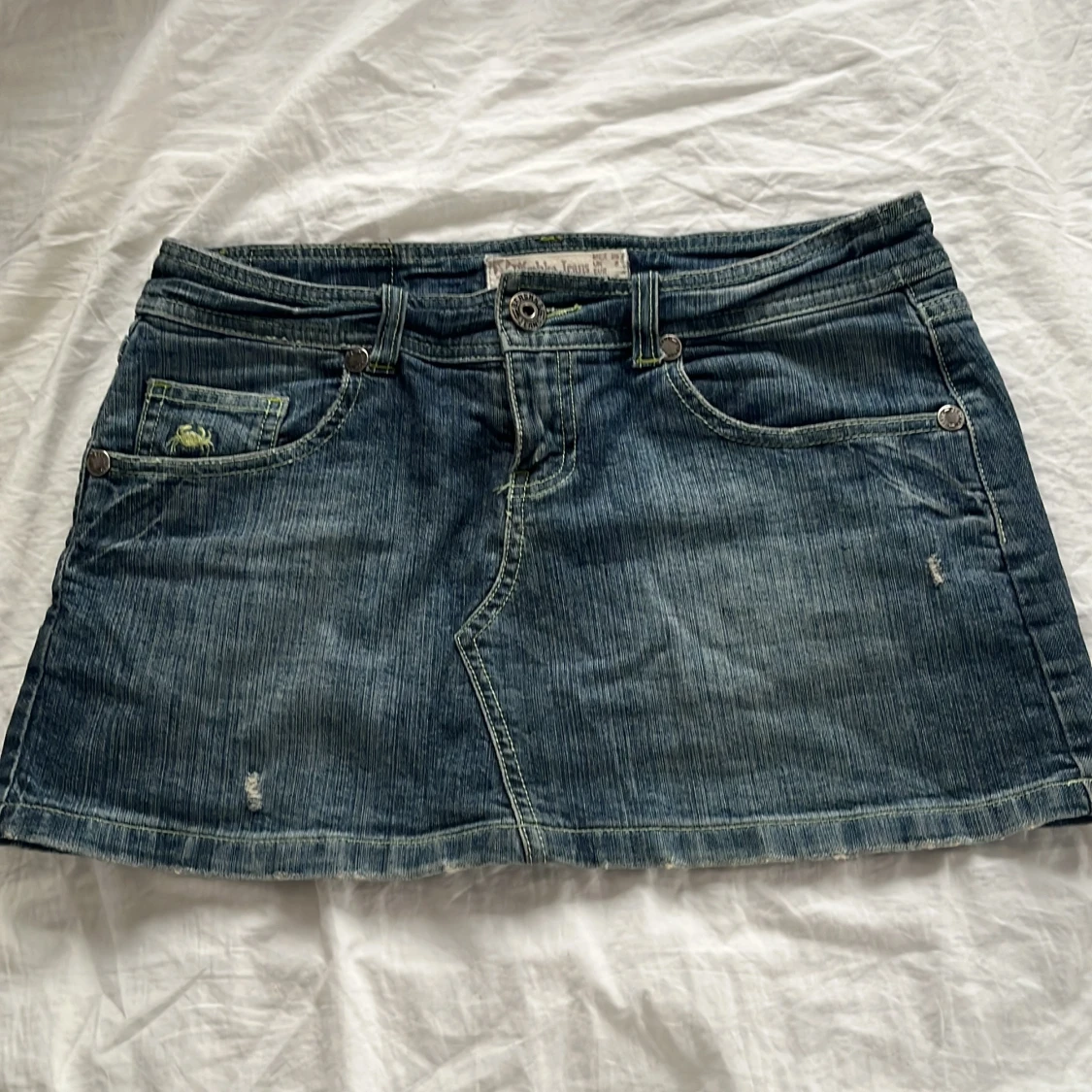 Lågmidjad jeanskjol