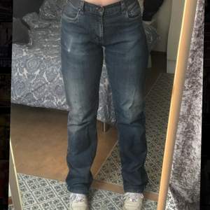 Väldigt fina jeans som är långa på mig som är 170 cm☺️ köparen står för frakt💕