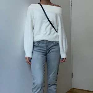 Fin stickadtröja med bred halskärning. - Snygg stickad tröja med bred hals som man kan ha offshoulder, eller som ”one-shoulder”. I ”fluffigt” material. 
