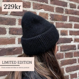 Mössa - Svart stickad mössa från vårt UF-företag. Går att beställa här eller via vår Instagram DM @heiauf. Kontakta oss gärna för mer info💓