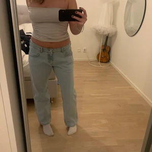 Lågmidjade jeans - Lågmidjade jeans från weekday i ljus färg. Dom är helt oanvända och har lappen kvar. Säljer för att dom va stora och jag kan inte lämna tillbaka dom❤️