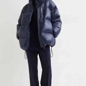 Dunjacka HM Premium stl XS - Nypris: 1190kr. Oversize dunjacka stl XS (jag har annars S). Midnattsblå, 80% dun och 20% fjädrar. Använd typ tre gånger men fick en liknande jacka i julklapp så måste sälja denna. Skickar med PostNord men möts gärna upp nära Gallerian, Stureplan eller Odenplan. Skriv bara om du är seriös! Tack♥️