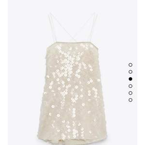 Intressekoll‼️ Funderar på att sälja denna klänning från Zara i storlek S