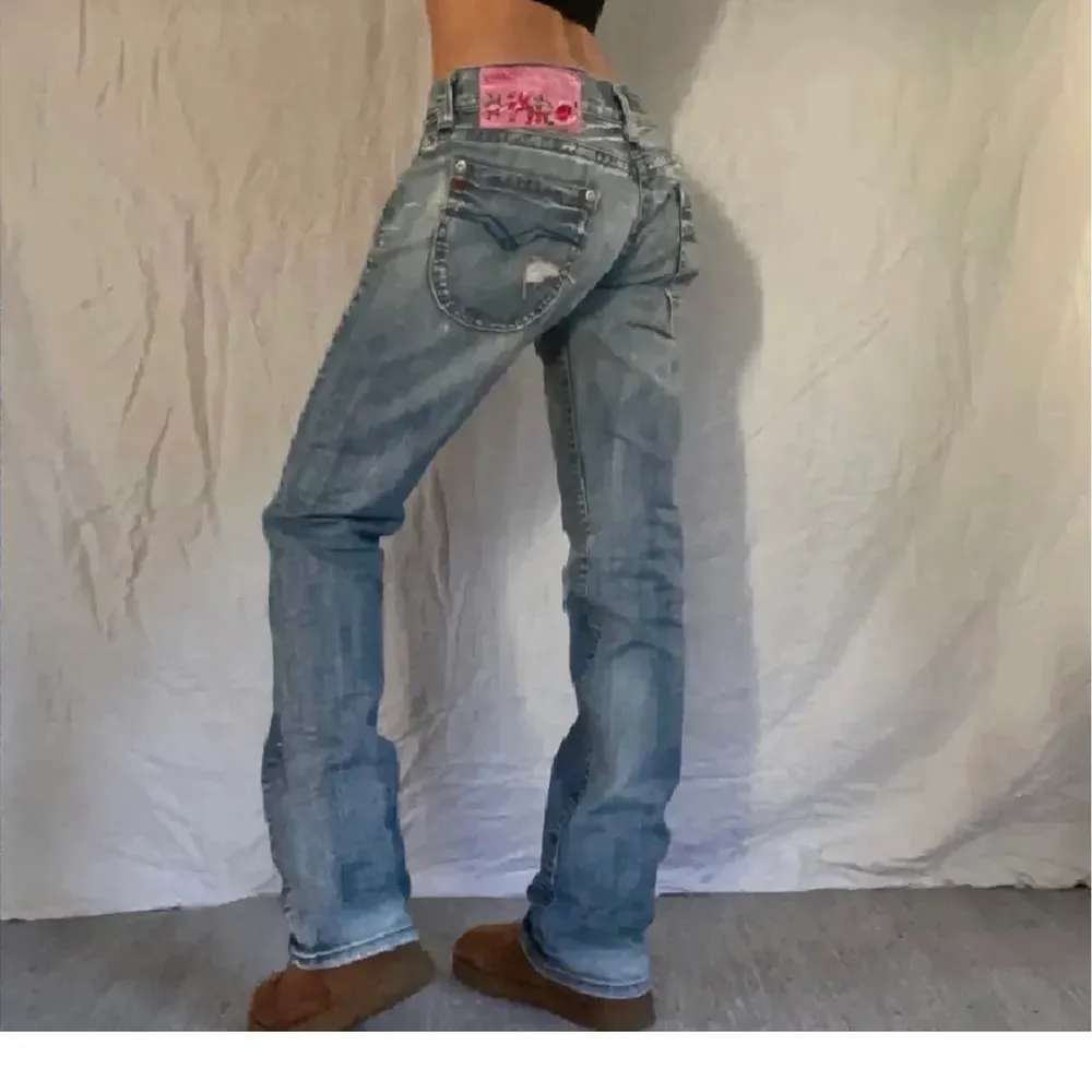 ⭐Sålda då någon köpte direkt⭐.               Lågmidjade replay jeans köpa hör på plick. Bilden är från originella säljaren. Köpta för 700.                          Innerbensmått 85 cm.  Säljer då dom inte passar mig❤️ skriv priv om ni har några frågor ❤️.                  Köp direkt för 600+frakt.                                               Nypris: 1500 kr. Jeans & Byxor.