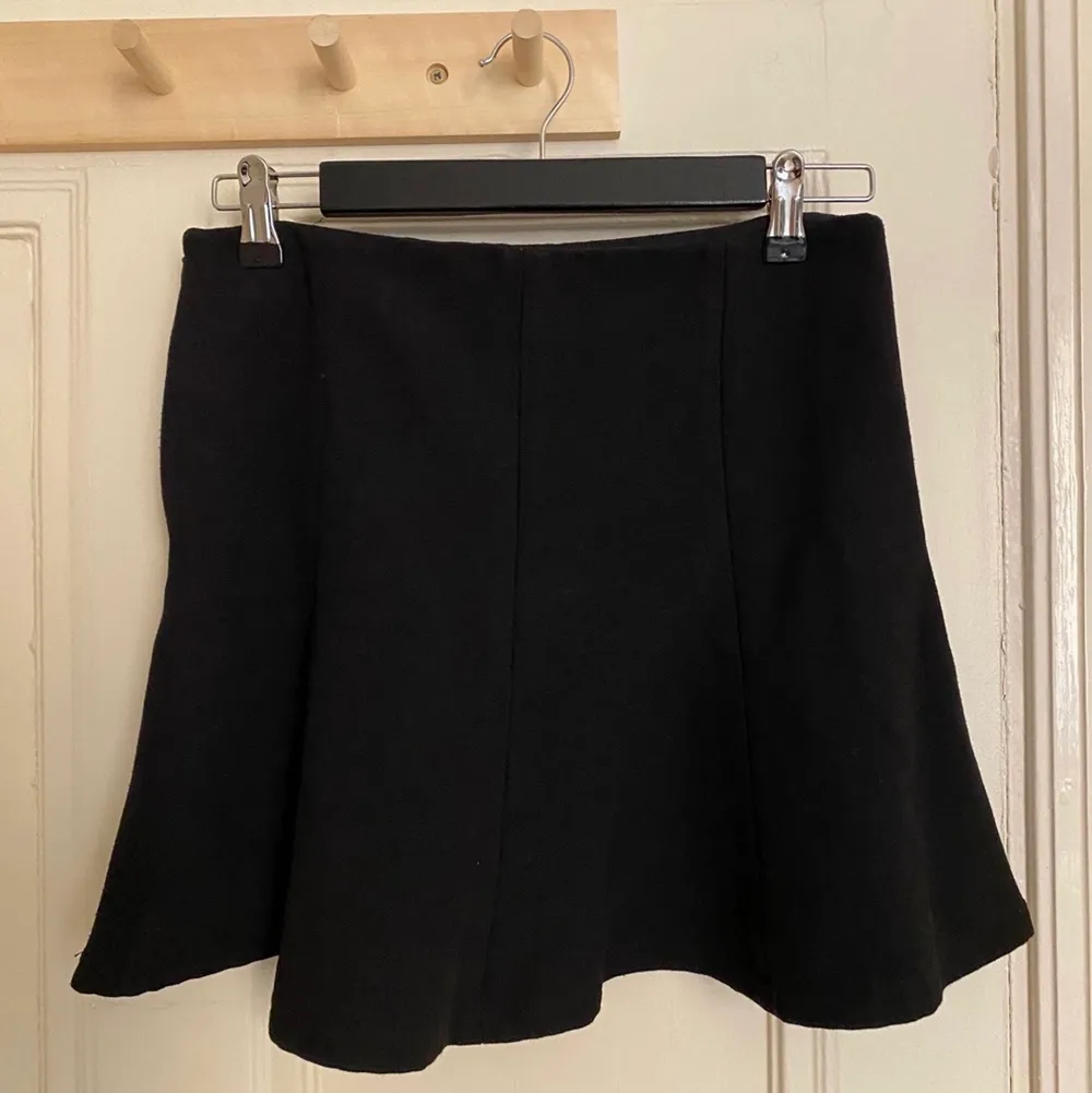 En svart kjol från Zara w&b collection. Har andvänds ett par gånger men fortfarande i bra skick. Kjolen går inte att köpa i butik. Den är väldigt fin och jag älskar den men den kommer dessvärre inte till användning längre.✨❤️( köparen står för frakt ). Kjolar.