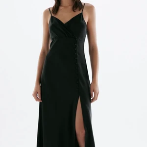 Satin klänning från zara - Super fin klänning, råkade beställa två likadana därför jag säljer en! Pris lapp finns kvar på🥰🥰