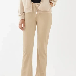 Ginatricot set - BÅDA FÖR 300kr - STYCKVIS 170kr Jätteskönt set, säljer då jag inte använder det. Inga fläckar eller skador.