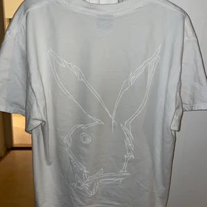 Playboy x revenge  - Sjukt limiterad tröja! Denna ser du inte ofta i Sverige! Storlek Large och är i bra Condition, har inte använts på ett tag utan mest legat i garderoben tyvärr. Kommer tvättas och göras 100% ren innan den hamnar i dina händer! Vit på vit märke så man ser de inte super tydligt, men trycket är i 3m så de lyser upp när de hamnar blixt på tex när de lyser lampor på den. Som på klubben tex;)