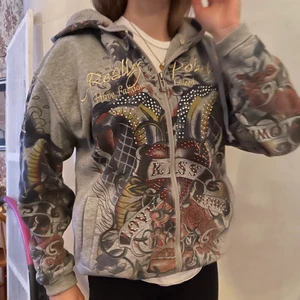 Ed-hardy hoodie - En ed hardy liknande zip hoodie jag köpte second hand förra året. Knappt använd av mig. Bud: 280kr