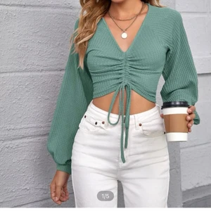 S/M - T-Shirt Storlek S/M från SHEIN köpte från 150kr  och säljer den för 100kr jag har använd typ 2-3 gånger tills nu det är nästan helt ny . 