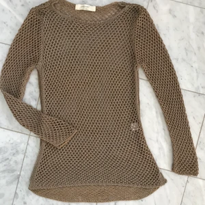 Virkad klänning - Fin virkad klänning i guldig färg. Perfekt att ha på sommaren över en bikini typ. Skriv för fler bilder!