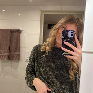 jättemysig tröja från Pull & Bear - grönspräcklig tröja från pull & bear i mjukaste materialet!! aldrig använd💚💚