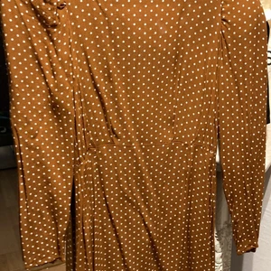 HM prickig klänning med puffärmar  - Använd 2-3 ggr