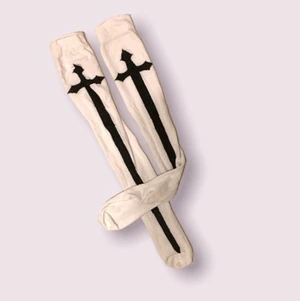 vita knästrumpor - skit sexc vita knästrumpor med svarta kors på. dem går en bra bit över knät på mig som är 155, köpta på bluefox för nått år sen. i princip oanvända