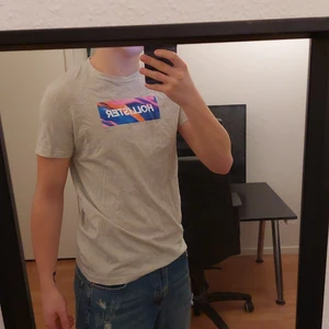 Hollister -  grå T-shirt  - Tröjan är använd ett fåtal gånger då jag glömt bort att jag hade den och därför använt mig av andra tröjor istället. Den är 2 år gammal och har mestadels legat i garderoben. Säljer den för att jag gått upp till storlek M då T-shirten är i storlek S. Nypris 300kr.