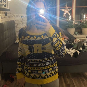 Riverdale jultröja  - Riverdale jultröja, använd en gång. En ”boll” har ramlat av annars bra skick.                                                                Köpare står för frakt 🤍