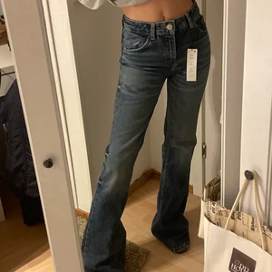 Jeans, strl 34  - Säljer dessa perfekta jeansen från Zara i storlek 34!💘 Vill verkligen behålla dessa själv, men tyvärr för långa på mig som är 163cm🥺 så om du är lite längre än mig, här har du drömmigaste jeansen!😎✨💗  flare pant, low-rise, regular lenght. Helt oanvända, prislapp kvar som ni ser! Köpta för 399 säljer för 199! 🥰