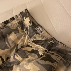  Kamouflagebyxor från madlady   - Knappt använda,köpta för ca 400-500kr