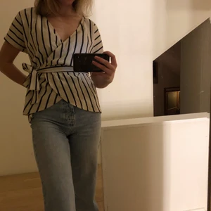 Fin Randig blus - Otroligt snygg randig blus med urringning och snörning. Säljer då den inte kommit till användning på senaste 🥰