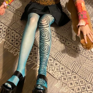 Maison Soksi tights  - Säljer helt nya maison sokis wormhole tights som jag köpte i fel storlek! Storlek S/M och passar de som är 145-170. Betalade totalt 500 kr för dem ❤️‍🩹 !!!lånade bilder!!!!