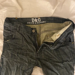 Lågmidjade grå jeans  - Säljer dessa jättecoola lågmidjade grå jeans. Det har fina detaljer både bak och fram och sitter väldigt bra. Har ett hål på ena knät och rätt långa i benen. Skulle säga att det passar någon som brukar bärs S i kläder❤️skriv vid frågor eller fler bilder❤️❤️💯
