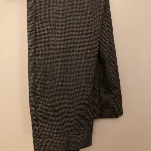 Kostymbyxor  - Ett par gråa kostymbyxor jag använt Max 5 ggr💜 sitter jätte bra men är lite långa för mig som är 156:)