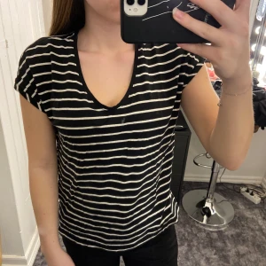 T-shirt - Randig t-shirt i ett mjukt material och har en vringning. Den är i storlek XS men sitter som en S på mig (stretchig). Kontakta mig vid intresse/frågor. Köparen står för frakten (66kr) & tar endast swish✨