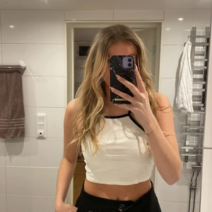 croppad topp från zara - vit med svarta detaljer, fint skick🖤 pm vid frågor/ önskemål om fler bilder 