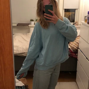 Weekday sweater  - Suuper fin färg och väldigt skön💙💙 vet inte exakt vad frakt kostar men det går såklart o lösa❤️❤️