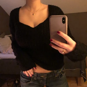 Svart stickad tröja - Snygg svart tröja som är köpt secondhand, vet inte vad det är för märke men väldigt snygg modell med väldigt fin u-ringning!!