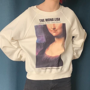 Cool tjocktröja med tryck - Jätteskön och cool Mona Lisa tjocktröja med ballongärmar ifrån Zara🤍 Använd fåtal gånger.
