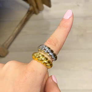 Justerbara ringar  - Jättefina justerbara ringar, handla här eller hos www.tinsel.se 🤍