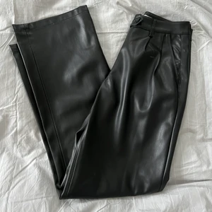 Skinnbyxor - Säljer mina wide leg pu pants köpta på Nakd då de tyvärr är för stora för mig, de har testats och använts någon enstaka gång men annars bara legat i garderoben! Hör av er för bilder på eller mer info!🥰