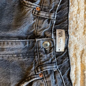 Zara jeans - Jeans från Zara, avklippta längst ner. Storlek 34 i bra skick:)