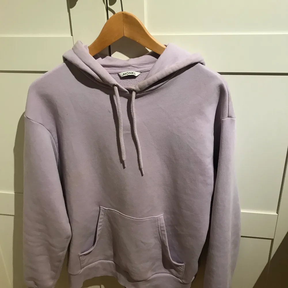 Jag tänke sälja denna hoodie från Monki för att jag har två. Priset går att förhandla. Betalaren står för frakten💜💜💜. Hoodies.