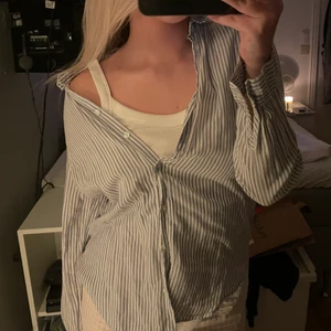 Skjorta - Blå randig skjorta från HM. Jätteskönt material, storlek 36🦋🦋